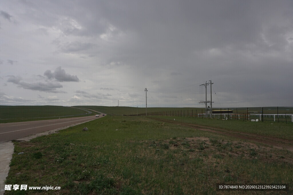 草原上的风力发电场景