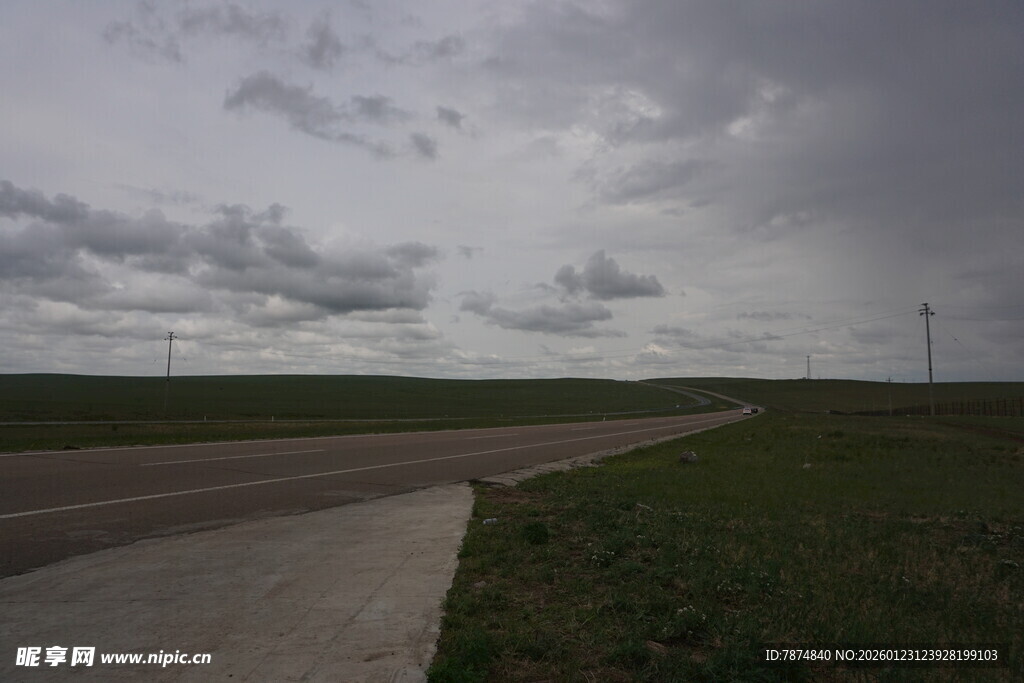 乡村旷野中的阴沉天空