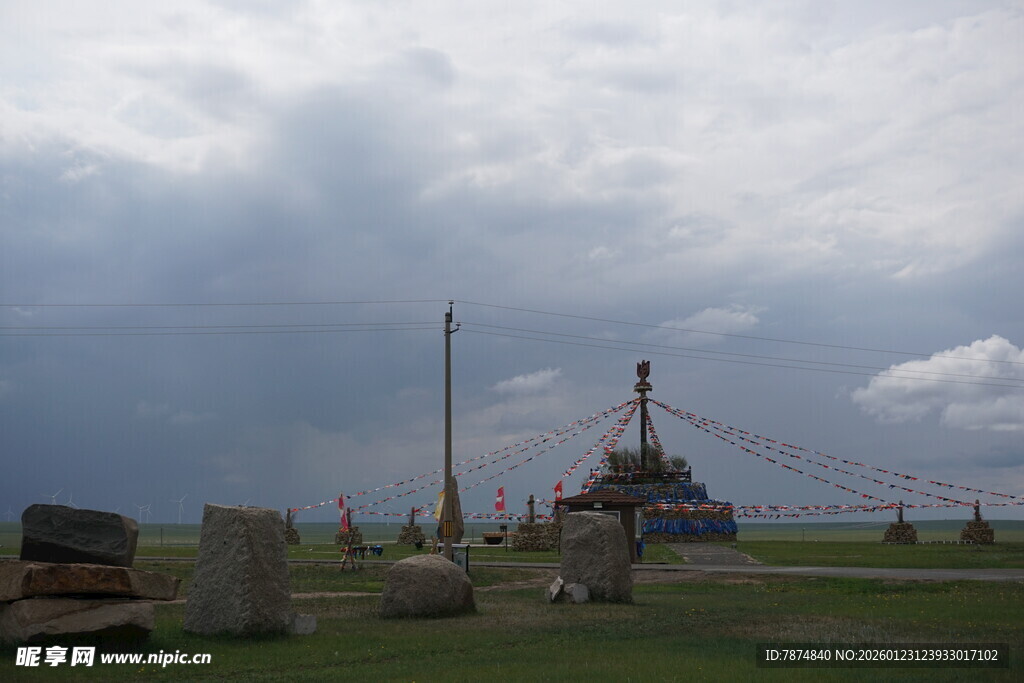 草原上的钻井设备景观