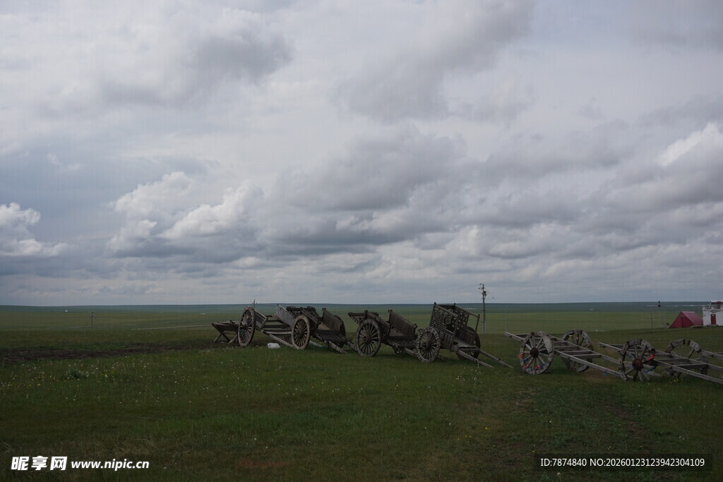 草原上的帐篷与广阔天空
