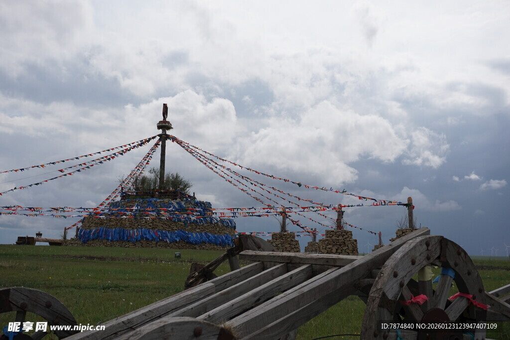草原上的敖包及祈福装饰