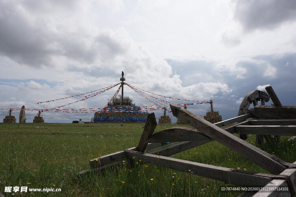 草原上的传统建筑与木架