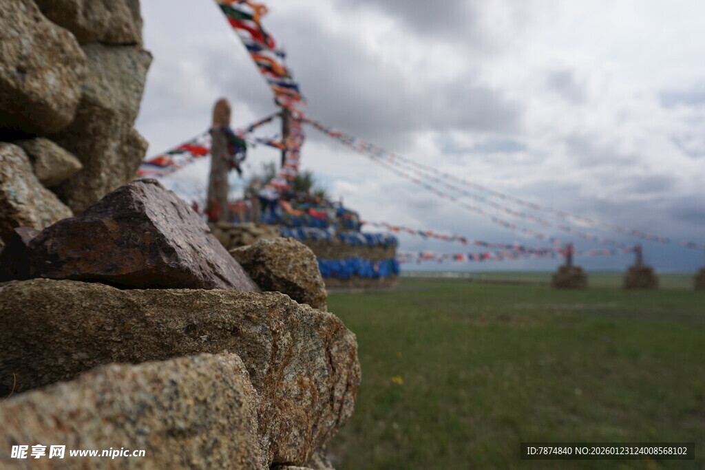 草原上的石堆与经幡景观