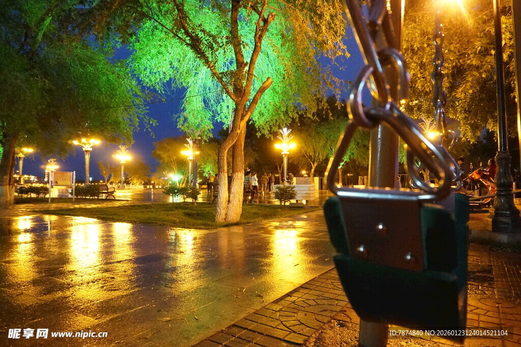 雨夜街头的浪漫灯光景致
