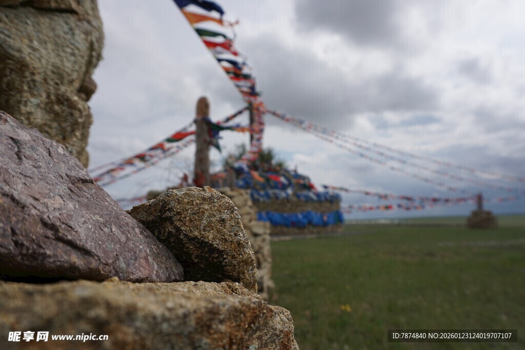 草原经幡与石景