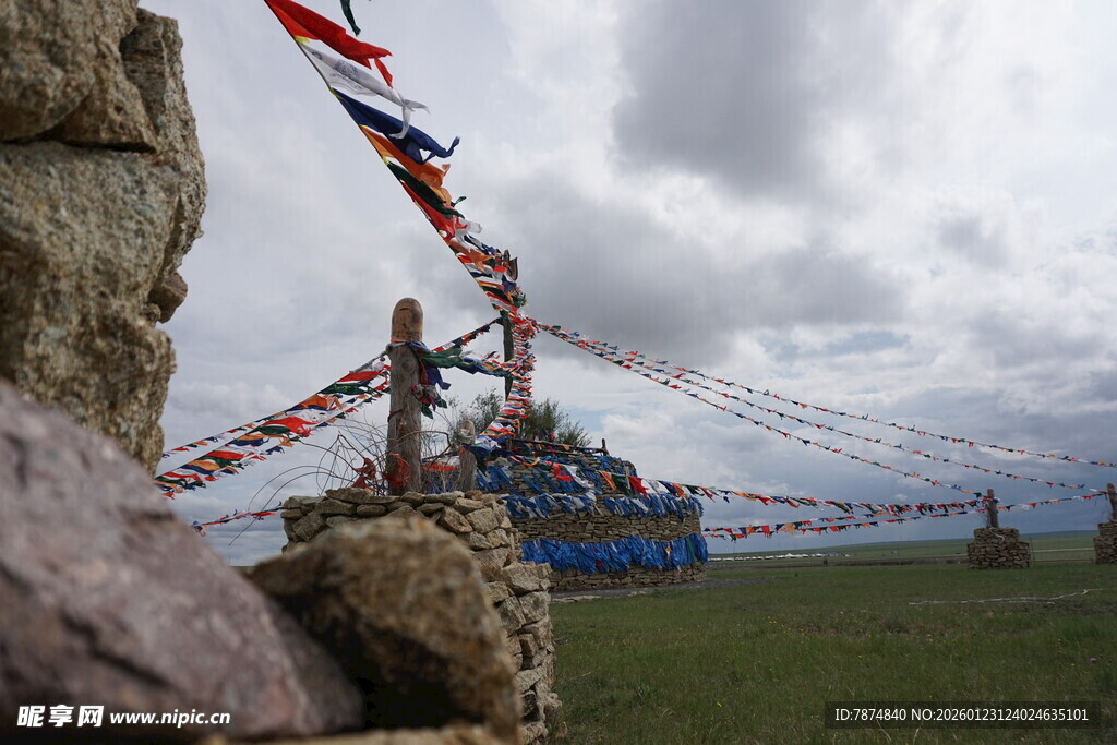 草原石堆上的五彩经幡