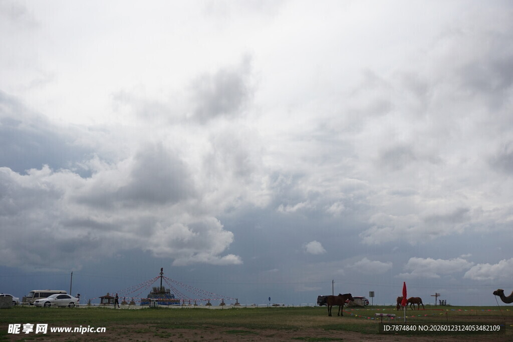阴天机场跑道景象