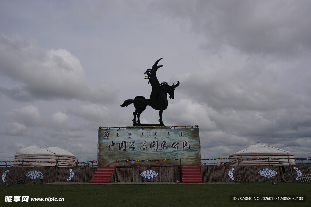 草原上的骑马雕像景观