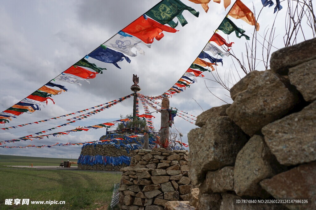 藏区经幡与石堆景观