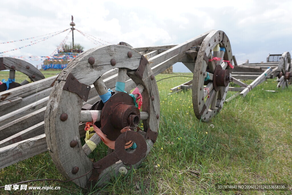古老风车部件静立草地