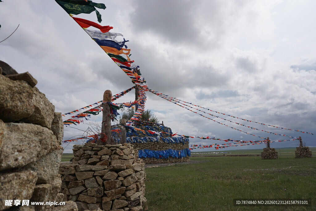 草原上的经幡与石堆景观