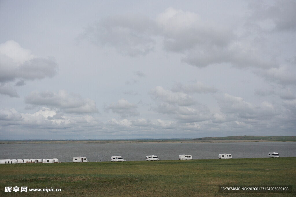 草原上的白色帐篷景观