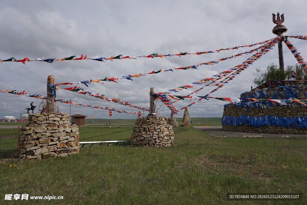 草原经幡与石堆景观