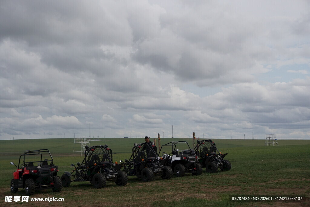 草原上的农机作业场景