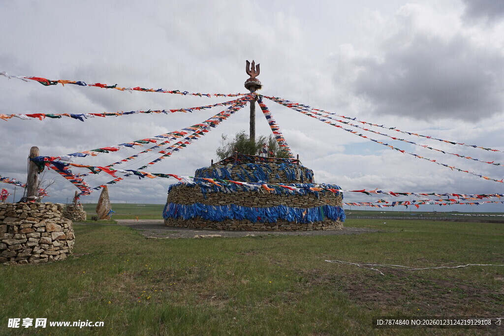 草原上的经幡与祭祀台