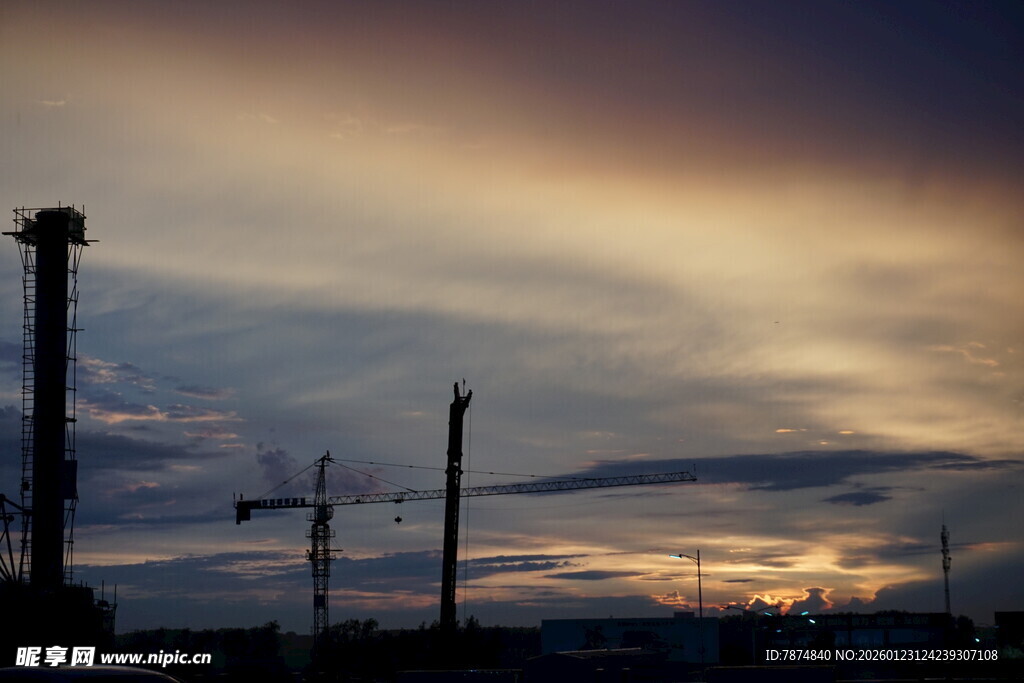 黄昏下的工业设施与天空