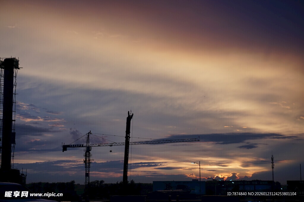 黄昏下的城市天际线