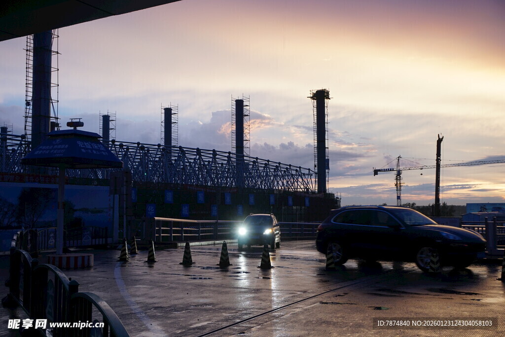 港口黄昏时的车辆与设施