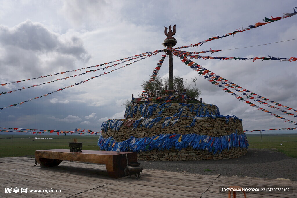 草原上的多彩敖包