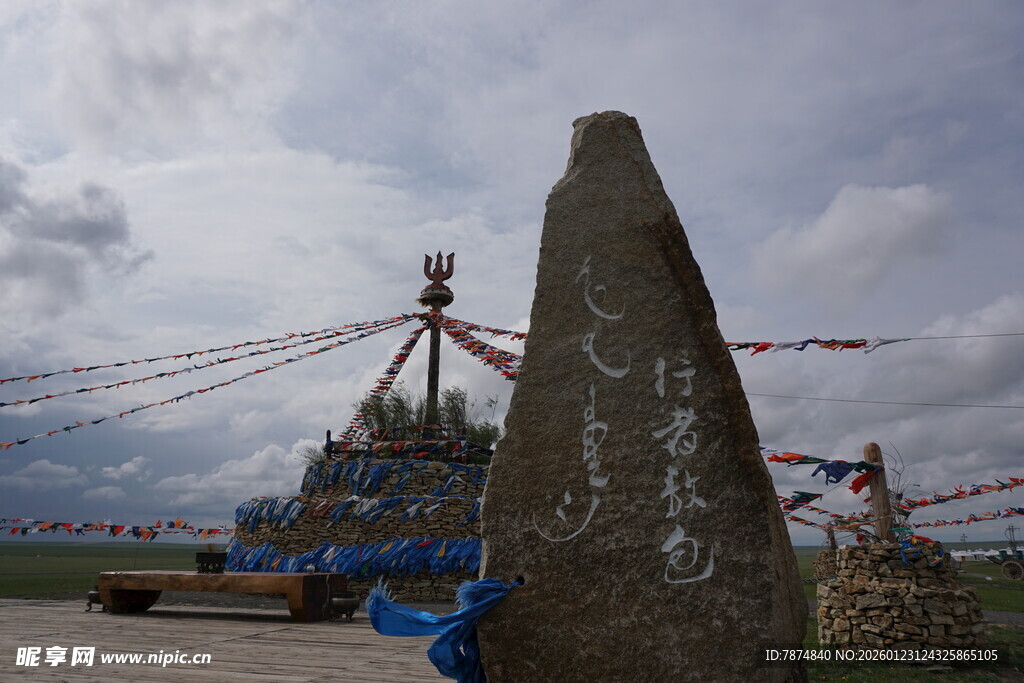 海边船坞旁的神秘石碑
