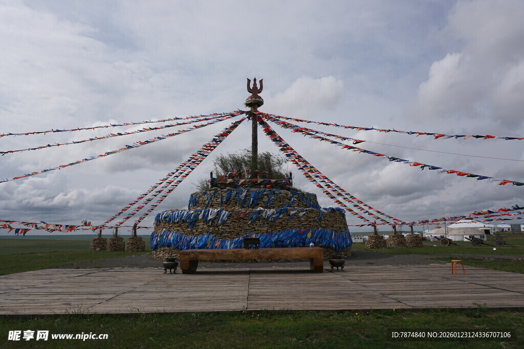 草原上的经幡装饰建筑