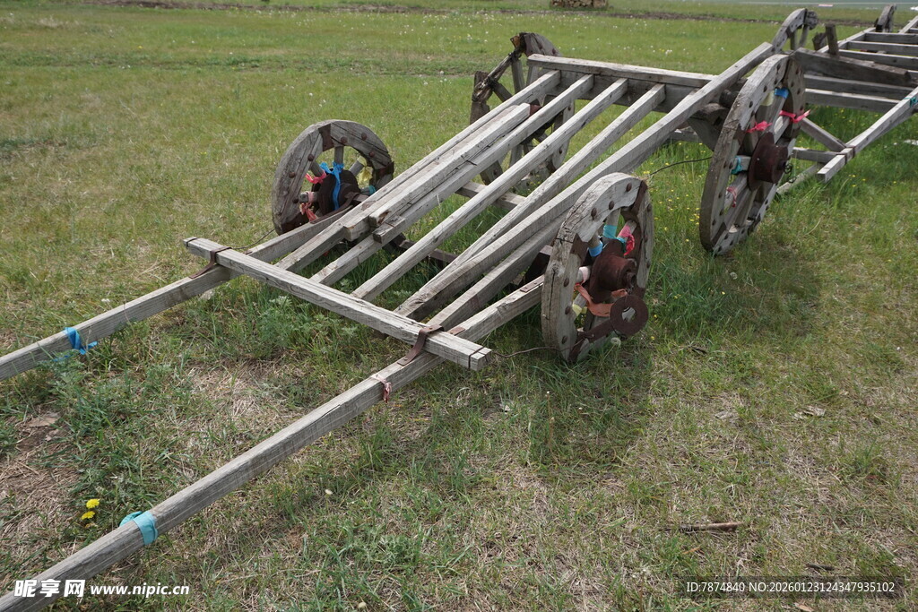 工人田间安装灌溉管道