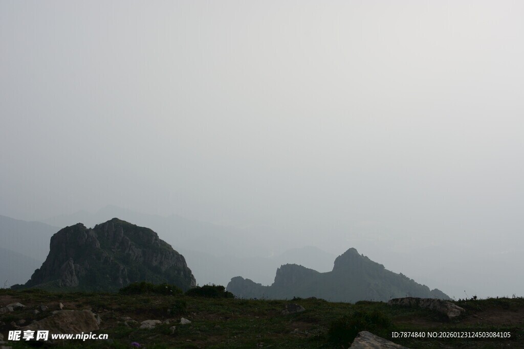雾中峻峭山峰