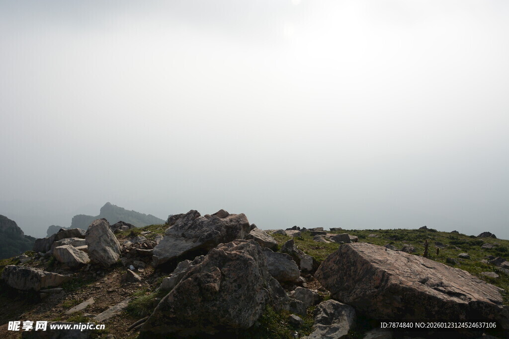 山巅岩石景观