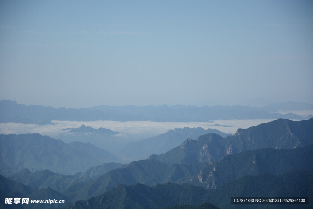 山峦云海间的壮美风光