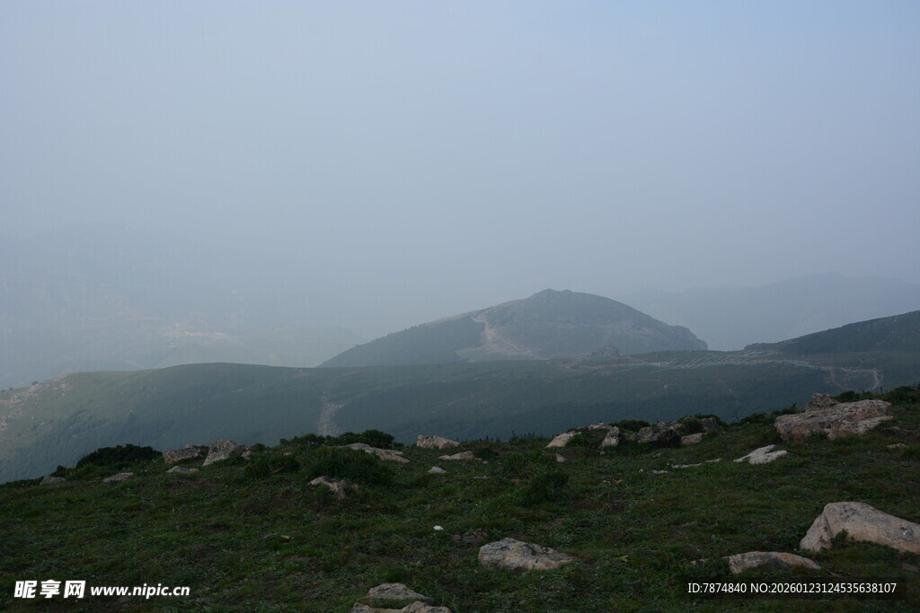 山间远景 绿意与山峦交织