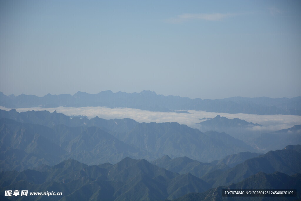 山峦云海间的壮美风光