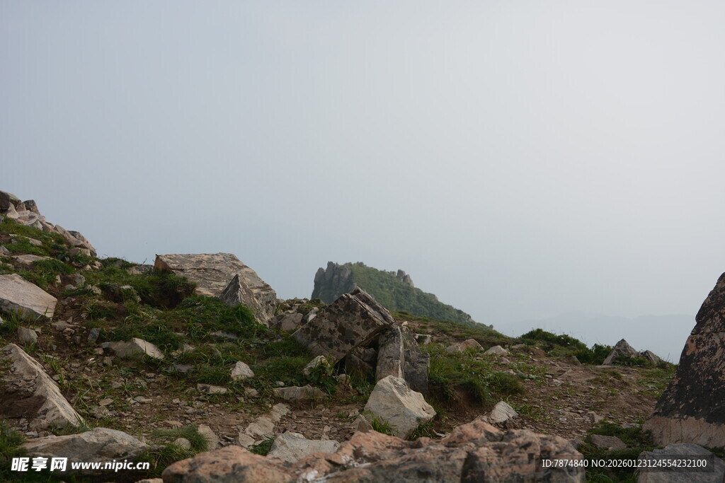 山间嶙峋岩石与葱郁植被