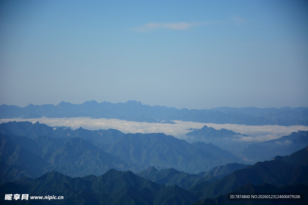 山峦云海壮丽自然风光