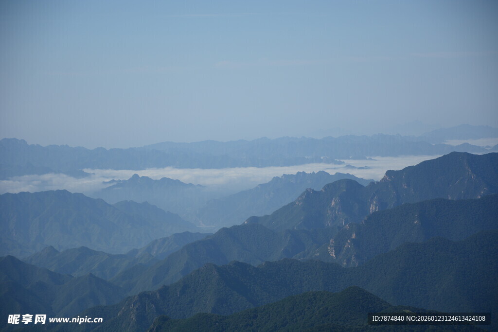 山峦云海间的壮美景色