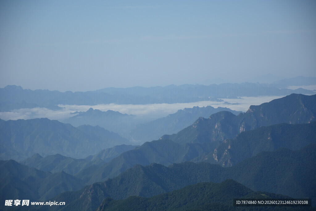 山峦云海间的壮美风光