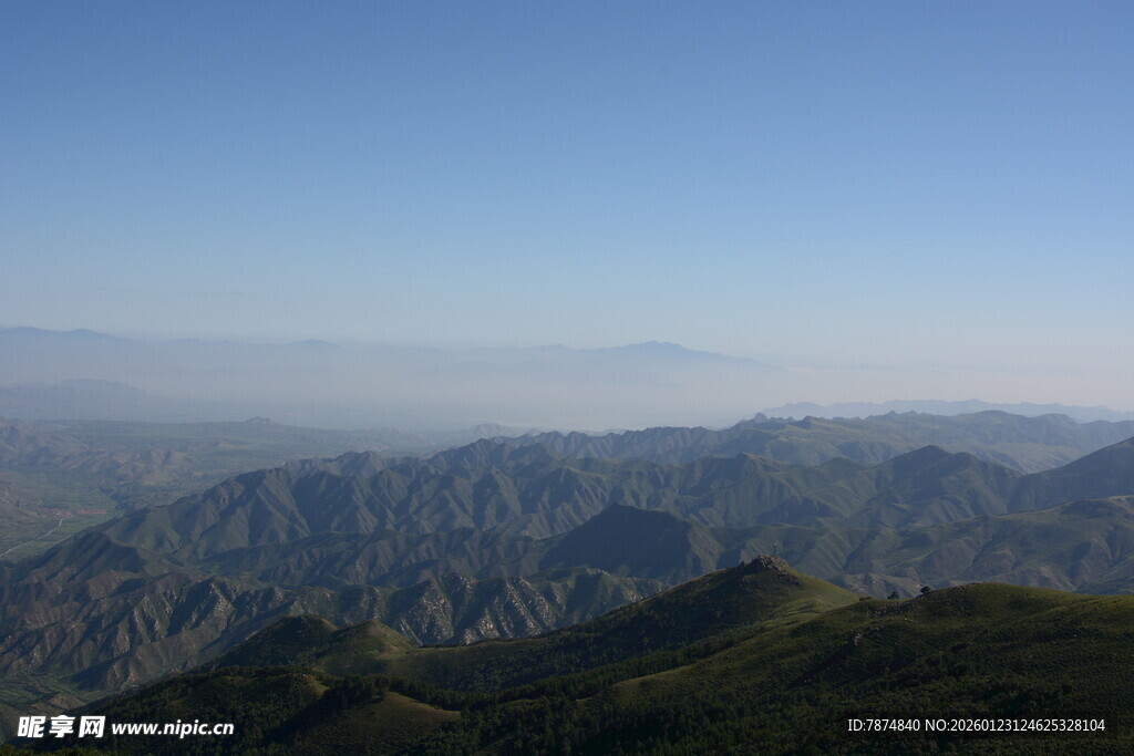 山峦叠嶂的壮阔自然景观