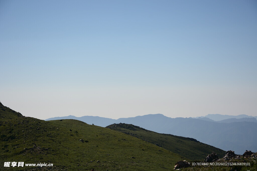 青山连绵的开阔山野风光