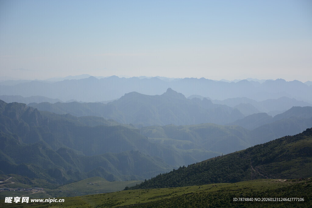 山峦叠嶂的壮阔自然景观