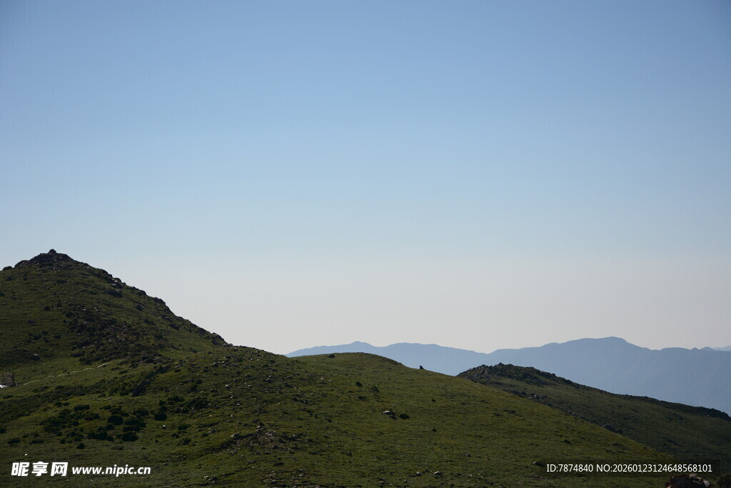 青山蓝天间的秀丽山景
