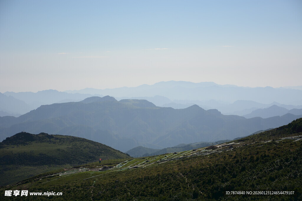 山峦叠翠的自然风光