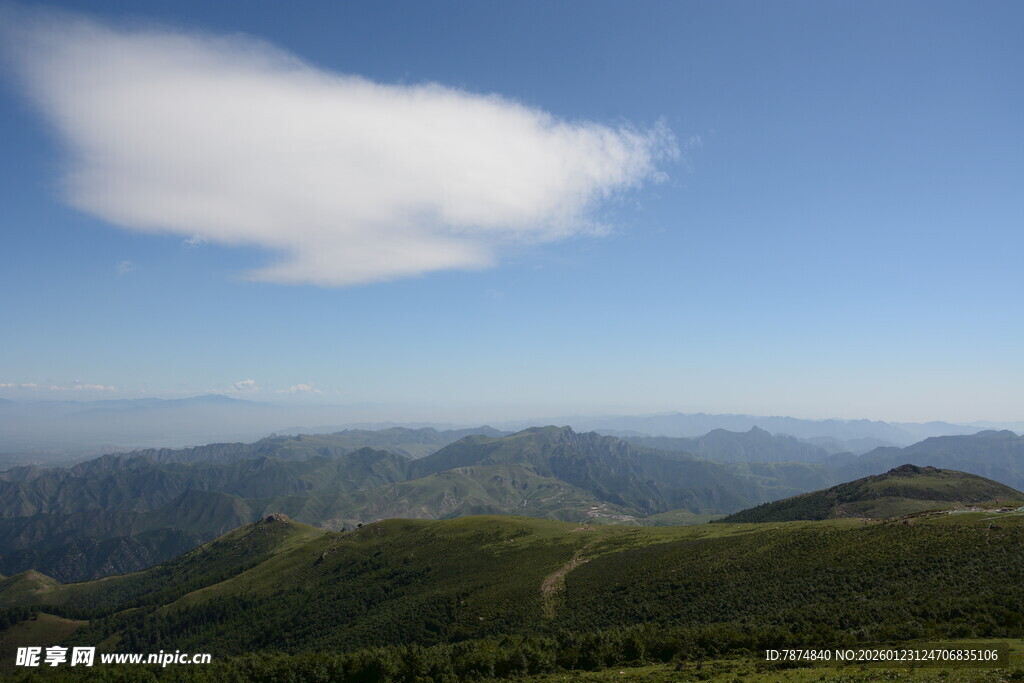 山峦云海间的壮美风光