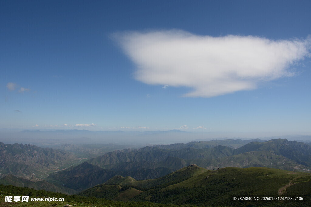 山间蓝天飘白云