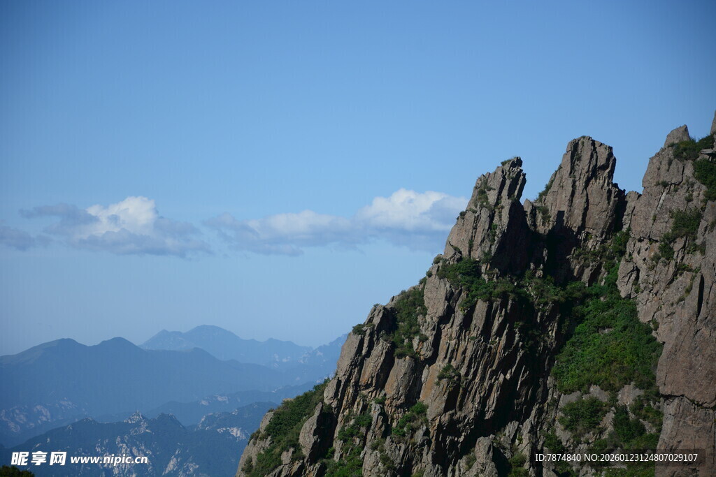 峻峭山峰与远处山峦