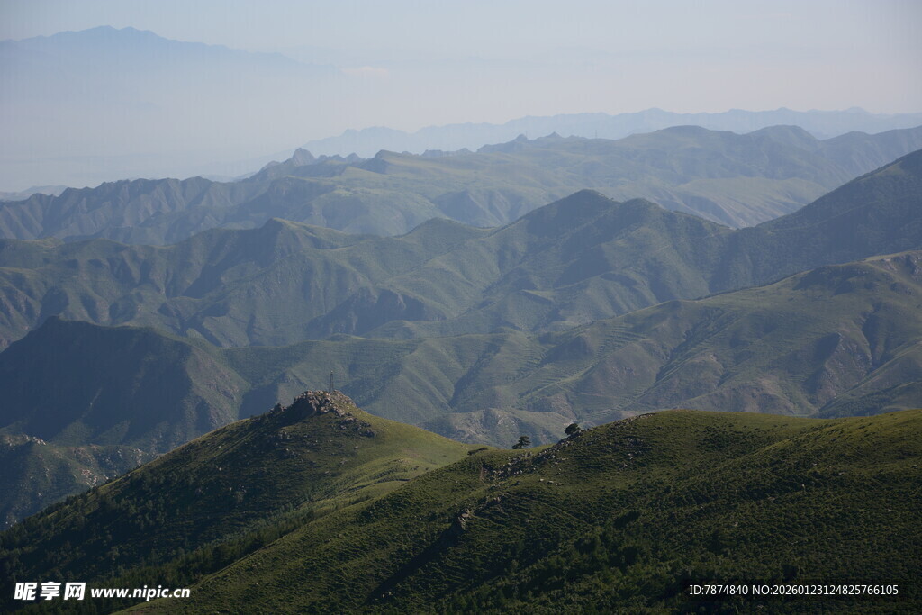 山峦叠翠的壮美自然景观