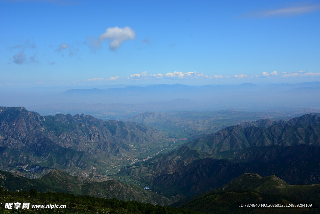 壮丽山景 辽阔蓝天视野