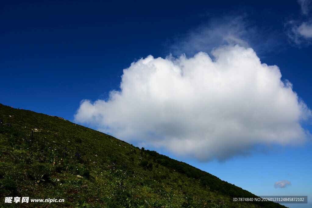 青山之上的白云美景