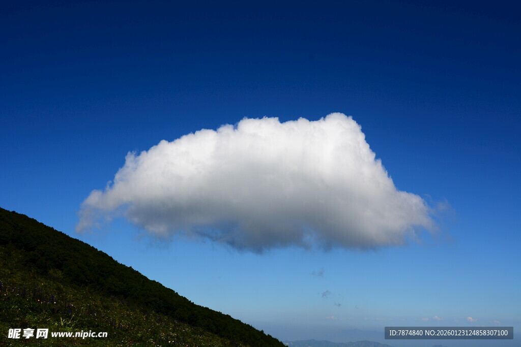蓝天下的孤朵白云