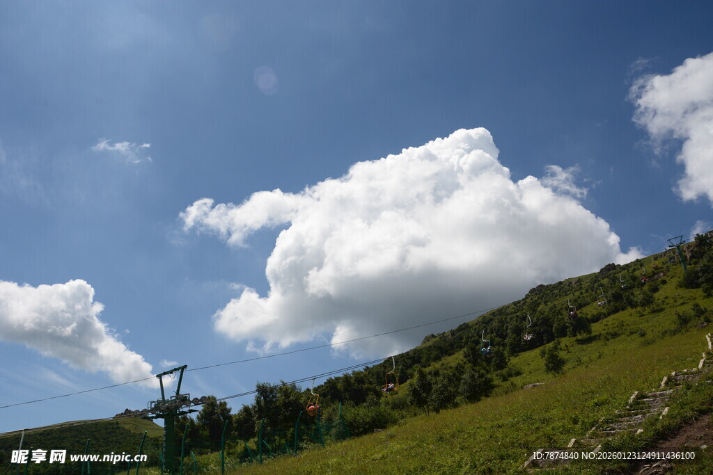 山间蓝天白云与缆车景观