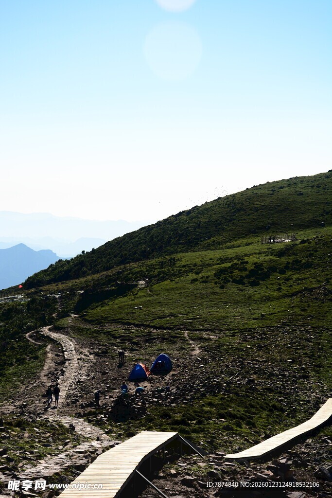 山间露营地 自然好风光