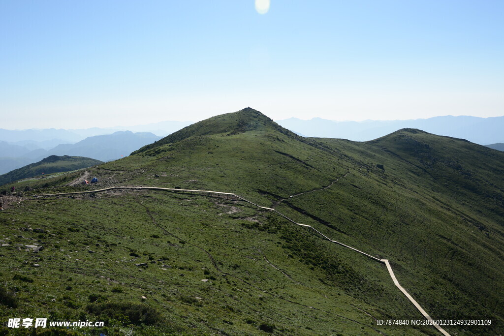 青山间蜿蜒的壮美道路